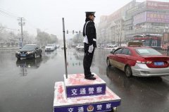河南淮滨：大雪纷纷扬扬交警雪中“