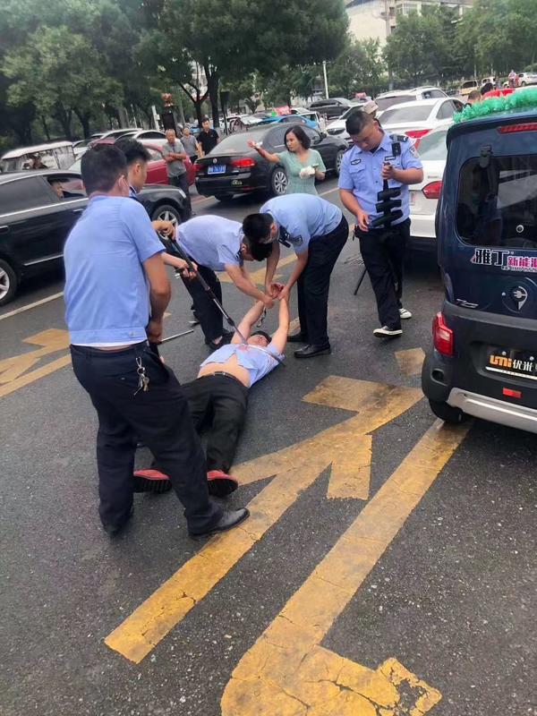 突发！商丘一男子当街追砍前妻 致两人受伤
