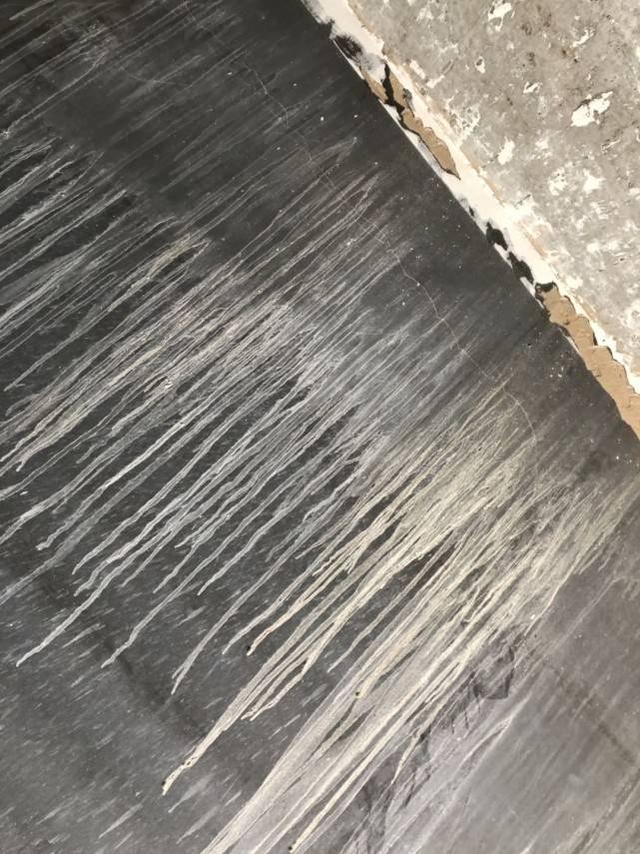 郑州一小区业主装修时发现天花板钢筋外露生锈，施工方：不影响房屋质量