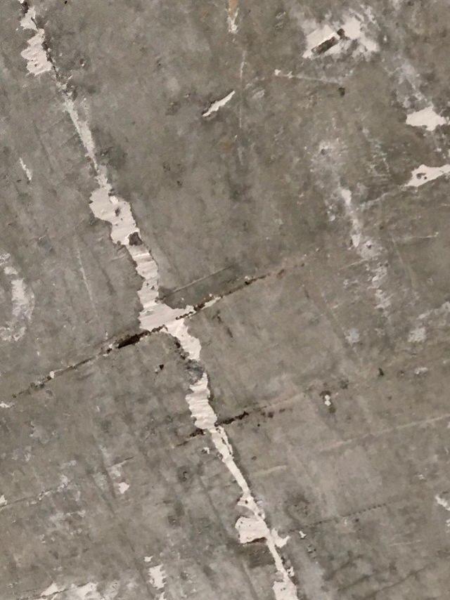郑州一小区业主装修时发现天花板钢筋外露生锈，施工方：不影响房屋质量