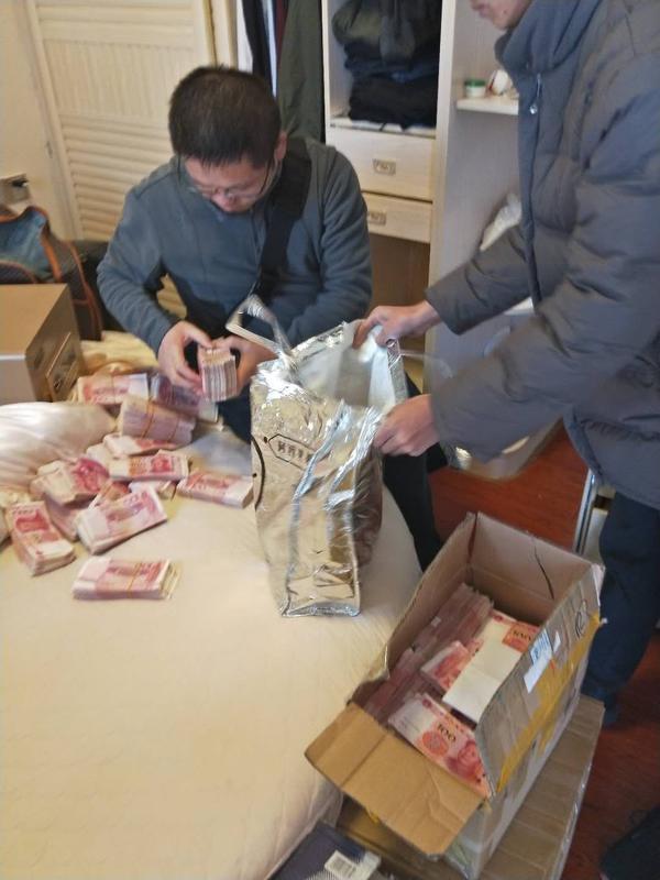 周口警方破获亿元电信诈骗案 从嫌疑人家中搜出561万赃款