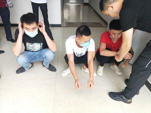 周口警方破获亿元电信诈骗案 从嫌疑人家中搜出561万赃款