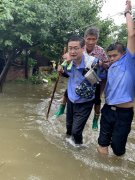 西平民警成功转移20余名积水中被困群