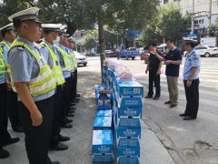 汝南县总工会:炎炎夏日给高温一线执勤交警“送清凉”