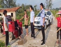 河南淮滨：老人不慎落水沟民警闻讯