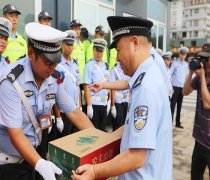 河南淮滨:领导慰问执勤的交辅警