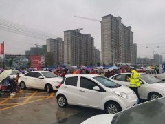 河南淮滨交警雨中守护保中小学生安