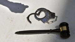 河南南阳一民警包庇违法强拆他人房