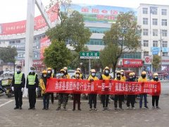 河南淮滨交警联合外卖公司开展“一盔一带”交通安全宣传
