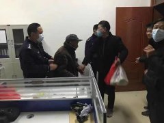 安徽94岁老人走失 河南民警助其回家