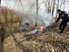 西平民警巡逻遇明火 秒变“消防员”