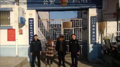 西平民警巡逻途中救助走失老人获赞