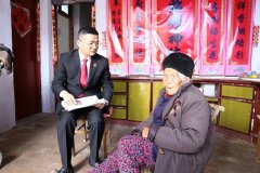 罗山县法院：老人领款遇障碍 法官上