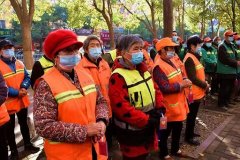 西平：爱心商家向园林环卫工人发放