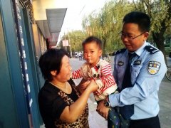 西平民警助走失幼童回家受称赞
